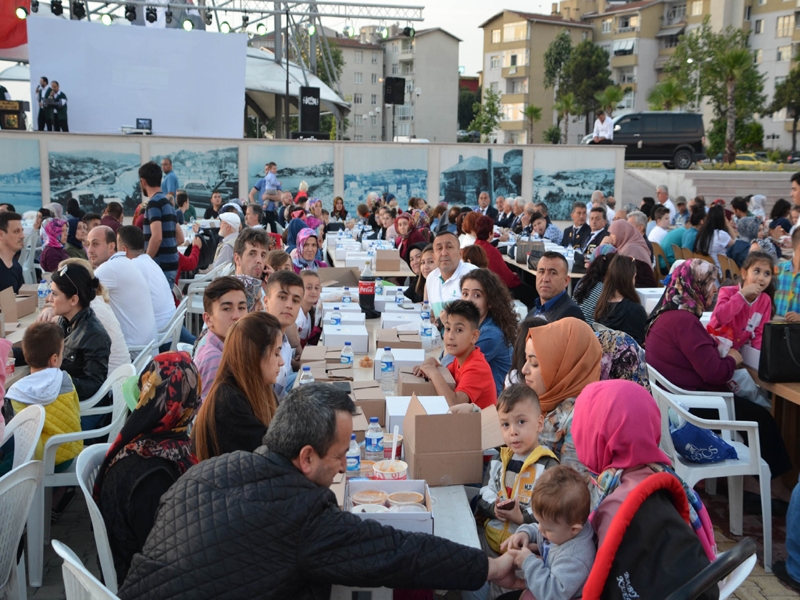 BİNLERCE İNSAN AYNI SOFRADA İFTAR AÇTI