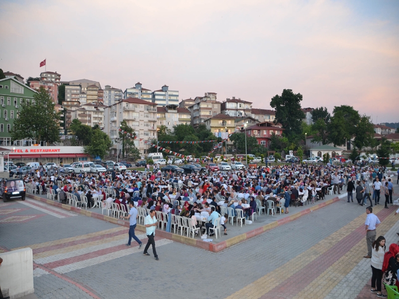 BİNLERCE İNSAN AYNI SOFRADA İFTAR AÇTI