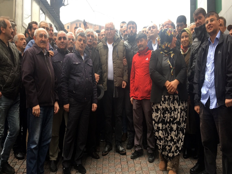 KALABALIK SIĞMADI, SOKAKTA VATANDAŞLARI KARŞILADI.