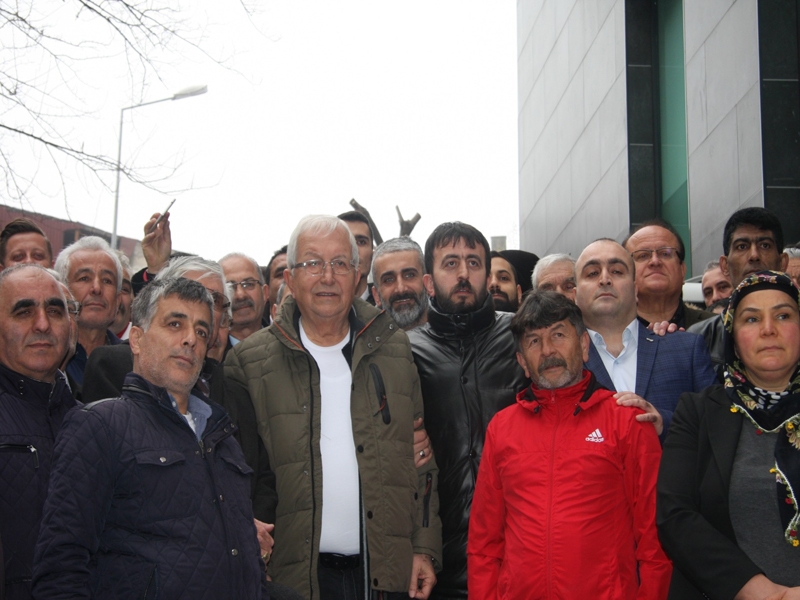 KALABALIK SIĞMADI, SOKAKTA VATANDAŞLARI KARŞILADI.