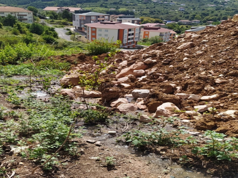 ALAPLI’NIN MERKEZİNDE,  KANALİZASYON REZALETİ