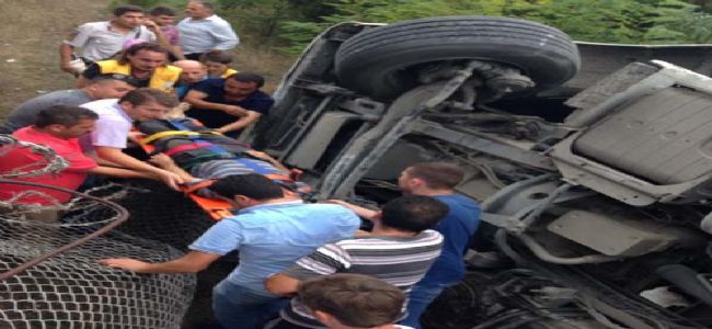 TIR ŞARAMPOLE DEVRİLDİ: 1 YARALI