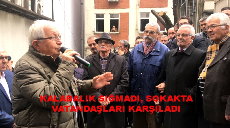 KALABALIK SIĞMADI, SOKAKTA VATANDAŞLARI KARŞILADI.