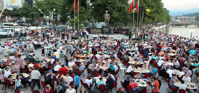 BELEDİYE İFTARINDA TERÖRE LANET YAĞDI