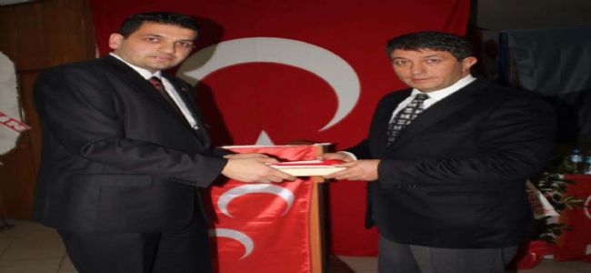 ALAPLI MHP’DEN HABERAL’A KURAN-I KERİM VE BAYRAK HEDİYESİ