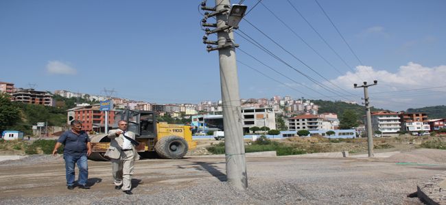 ÇİMENOĞLU,“YOL ORTASINDA KALAN ELEKTRİK DİREKLERİ TEHLİKE SAÇIYOR”