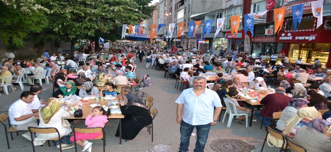 AK PARTİ ALAPLI'DA HALK İFTARIYLA GÖVDE GÖSTERİSİ YAPTI