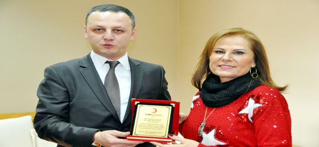 KIZILAY’DAN SEVGİ ÇEMBERİNE TEŞEKKÜR PLAKET