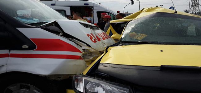 KDZ. EREĞLİ’DE 112 AMBULANS İLE TİCARİ TAKSİ ÇARPIŞTI BİR ÖLÜ