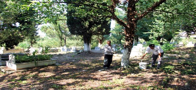 ALAPLI’DA KÖY MEZARLIKLARINDA BAYRAM TEMİZLİĞİ