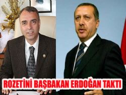 ÇİMENOĞLUNUN ROZETİNİ ERDOĞAN TAKTI